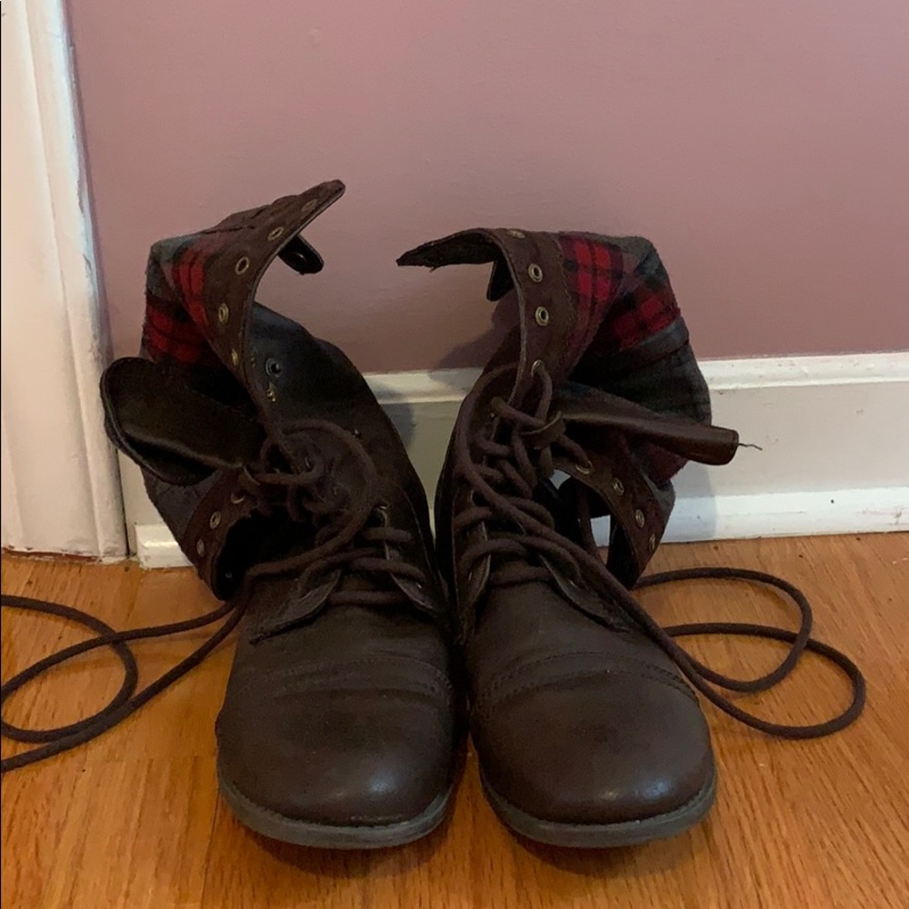Combat boots